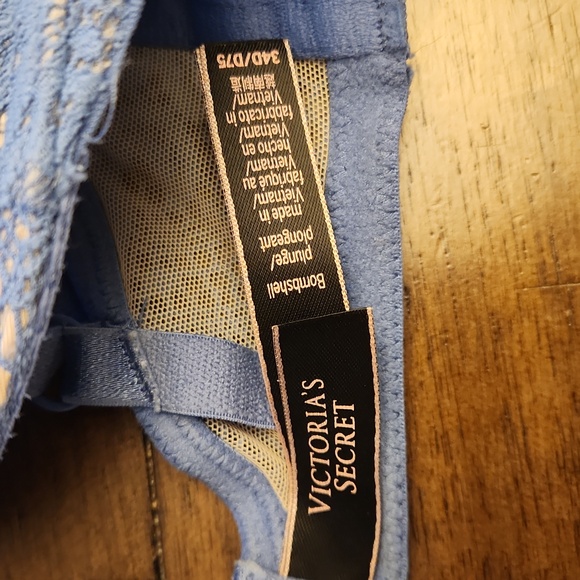 Victoria's Secret Bombshell Lace Pushup Bra in Soft Blue - Picture 2 of 3